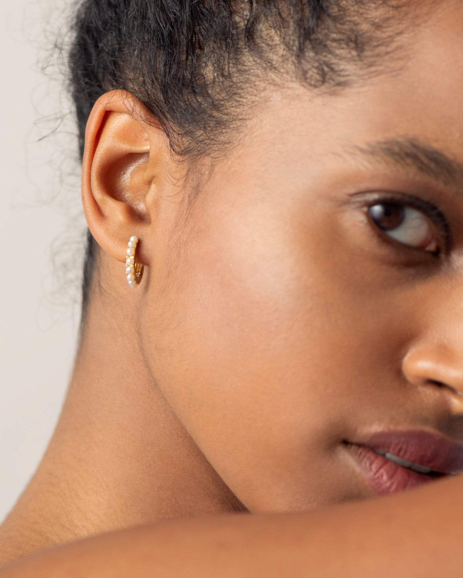 BRUNA The Label Earrings 18k Gold Vermeil / Perlen Faraglioni Medium Hoops