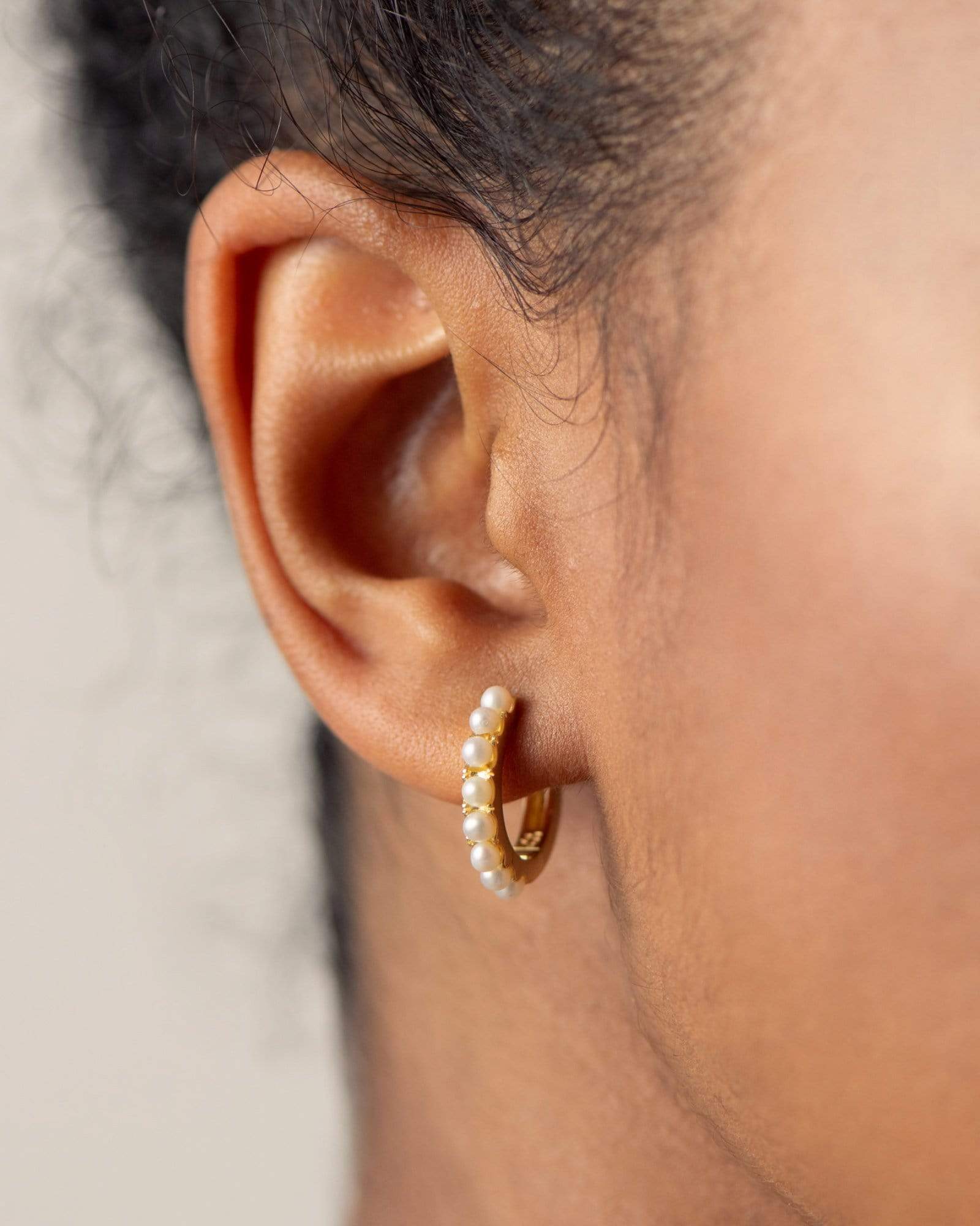 BRUNA The Label Earrings 18k Gold Vermeil / Perlen Faraglioni Medium Hoops