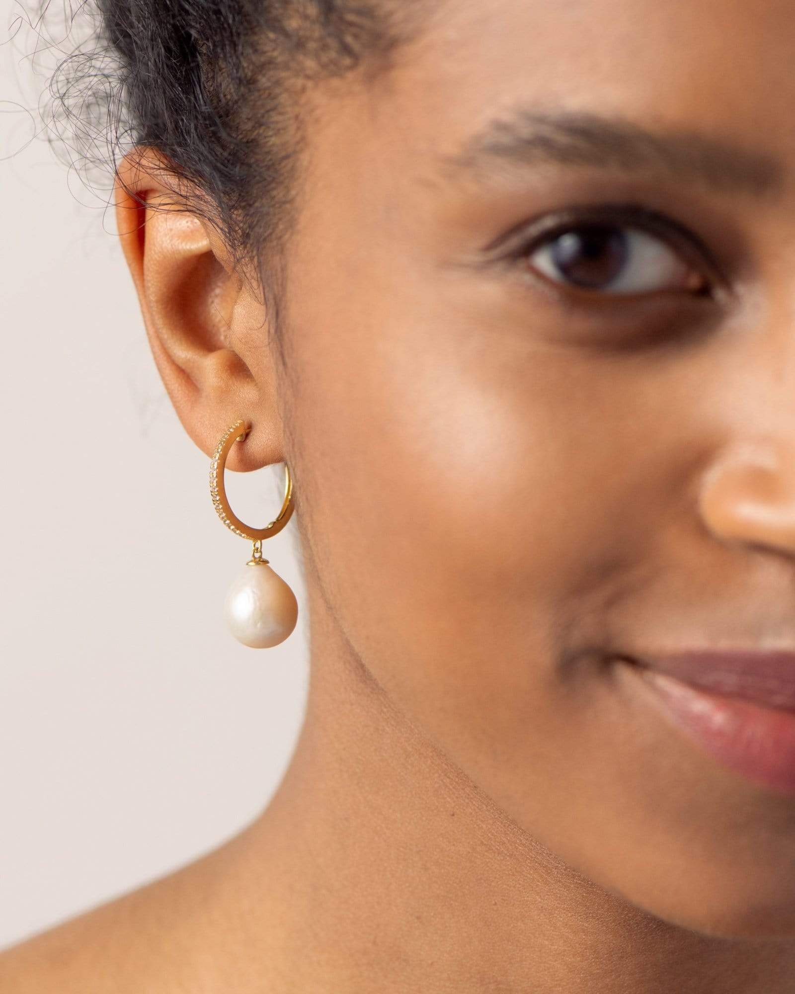 BRUNA The Label Earrings 18k Gold Vermeil / Perlen La Perla Hoops