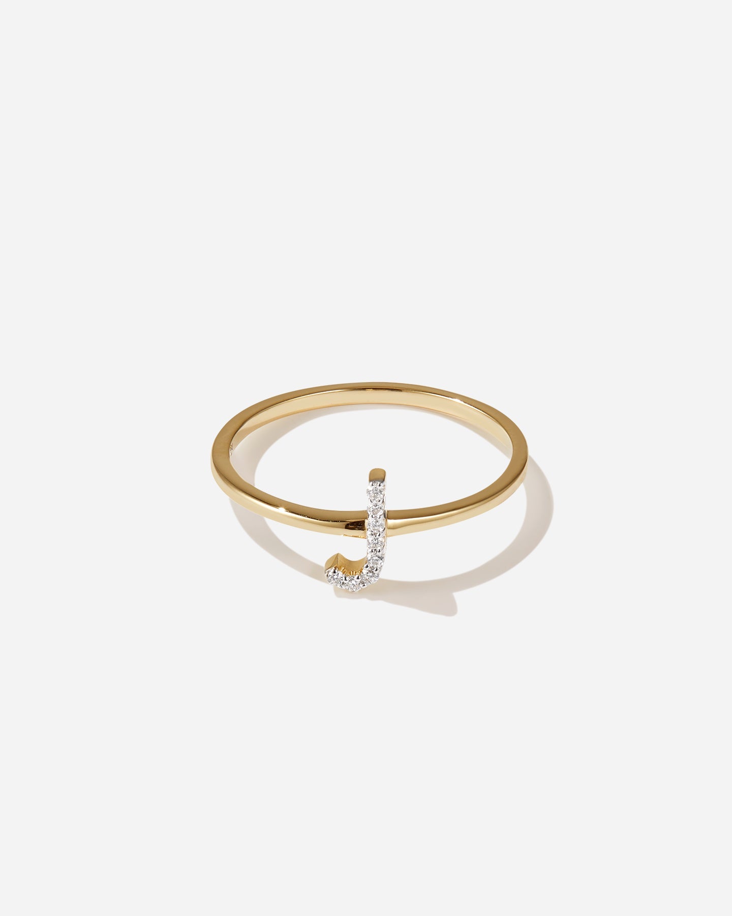 BRUNA The Label Ring J / 14k Gelbgold / 52 Lab-Grown Diamond Letter Ring