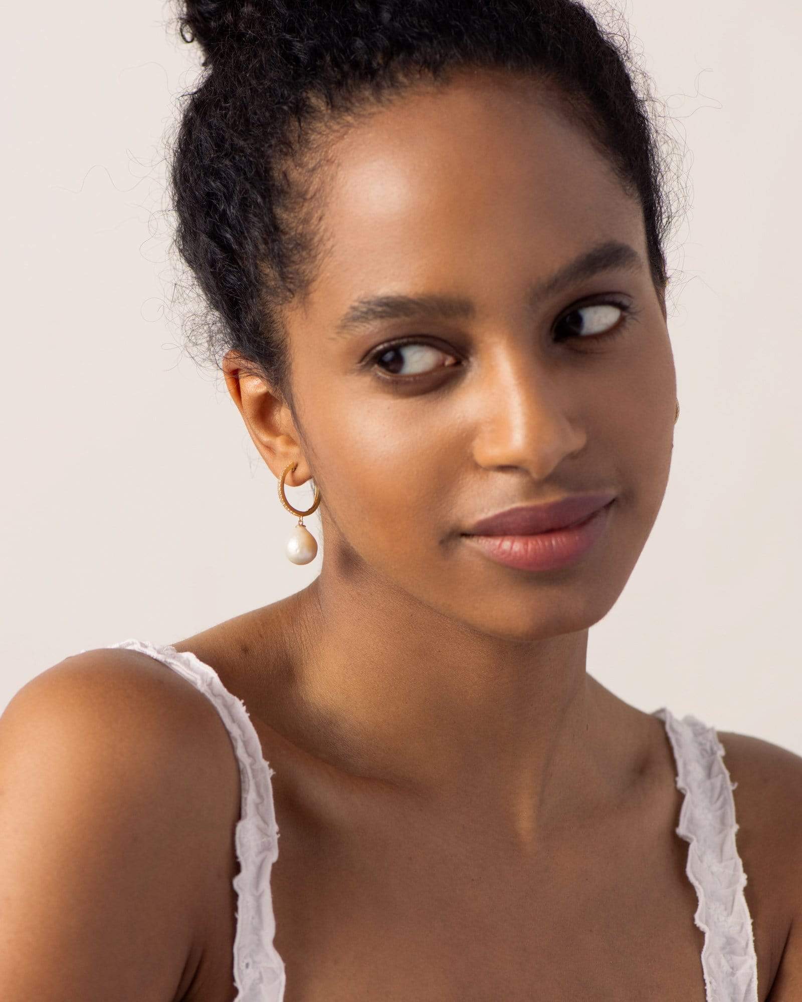 BRUNA The Label Earrings 18k Gold Vermeil / Perlen La Perla Hoops