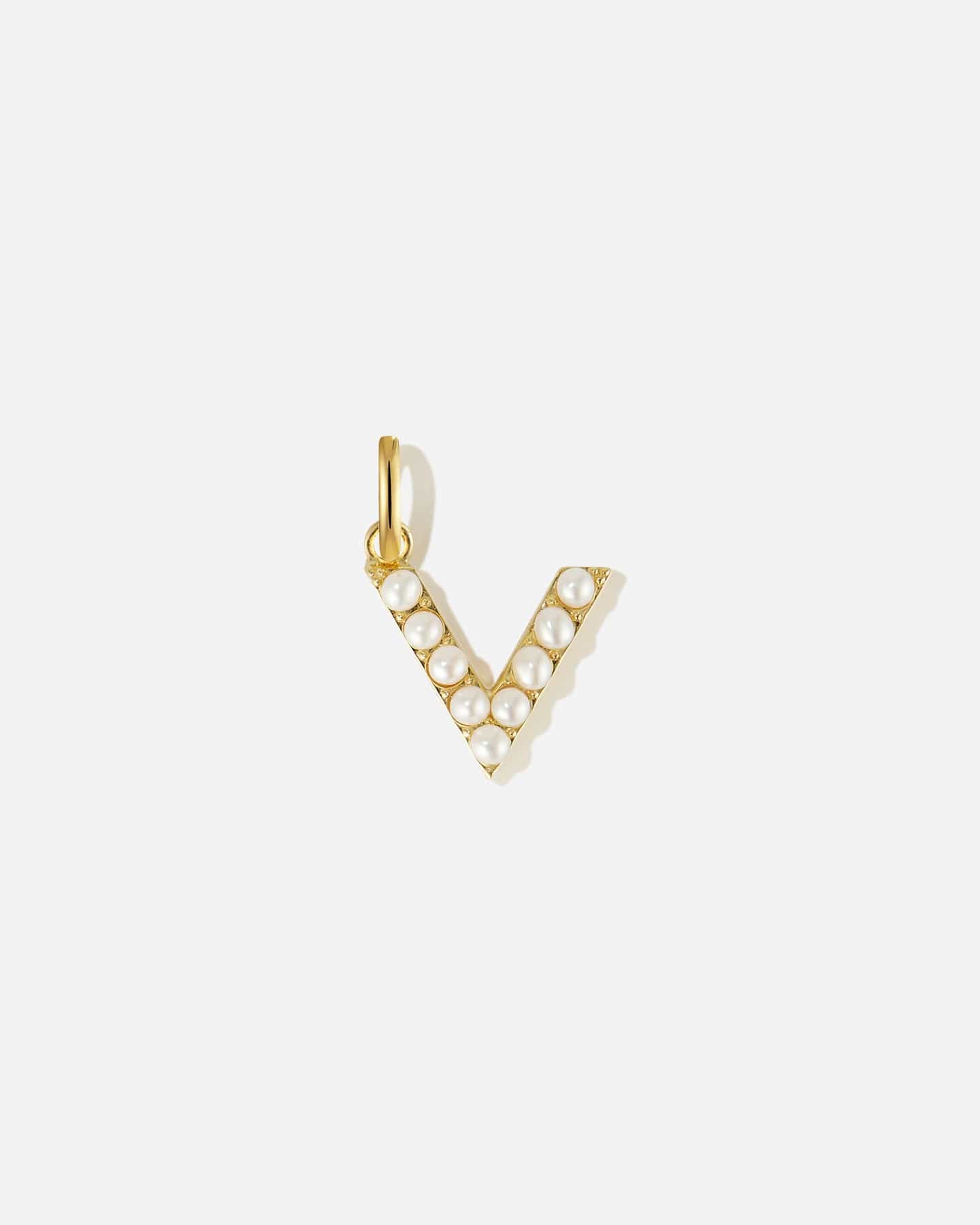 BRUNA The Label Charm V / 18k Gold Vermeil / Perlen Pearl Letter Charm