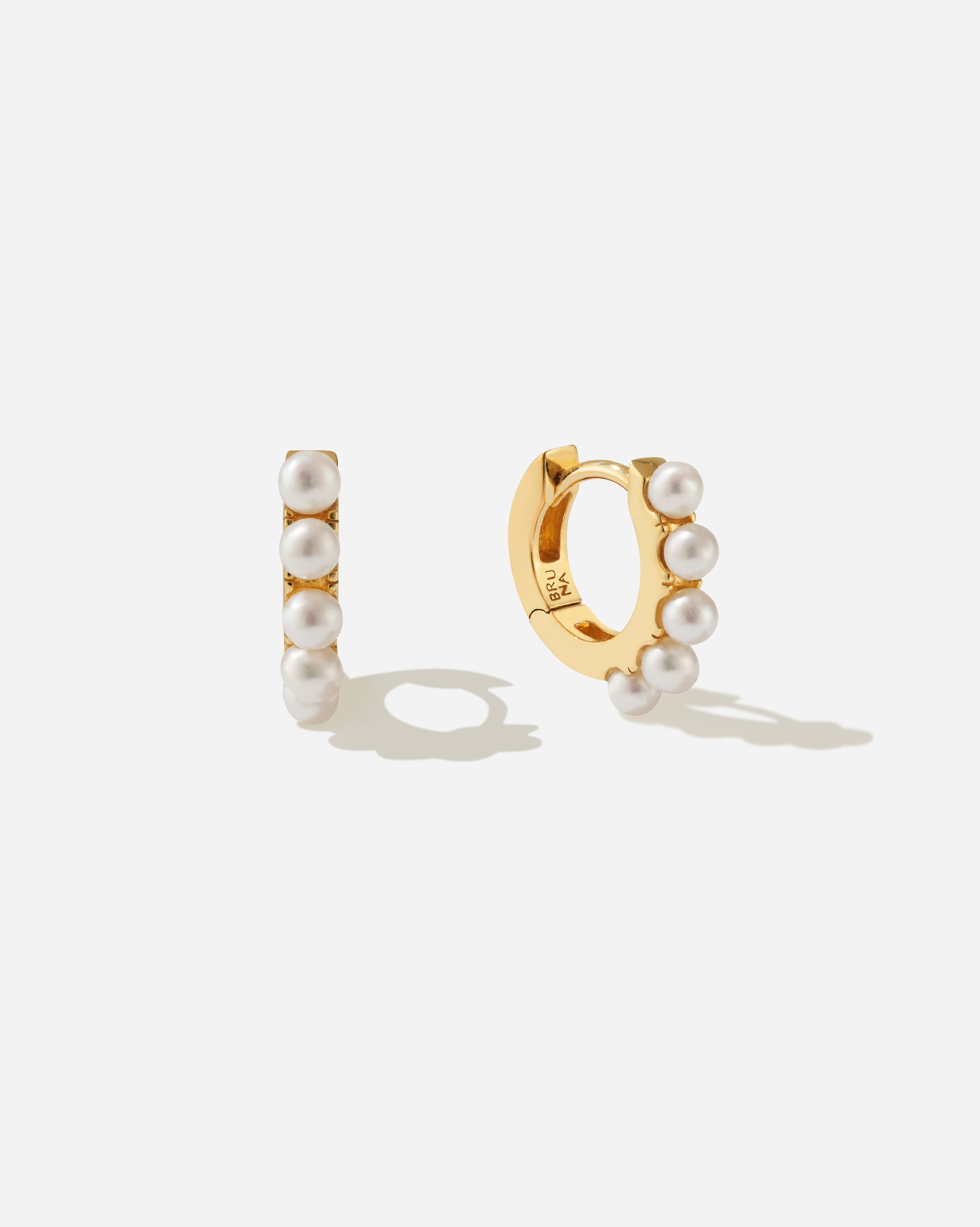 BRUNA The Label Earrings 18k Gold Vermeil / Perlen Faraglioni Small Hoops