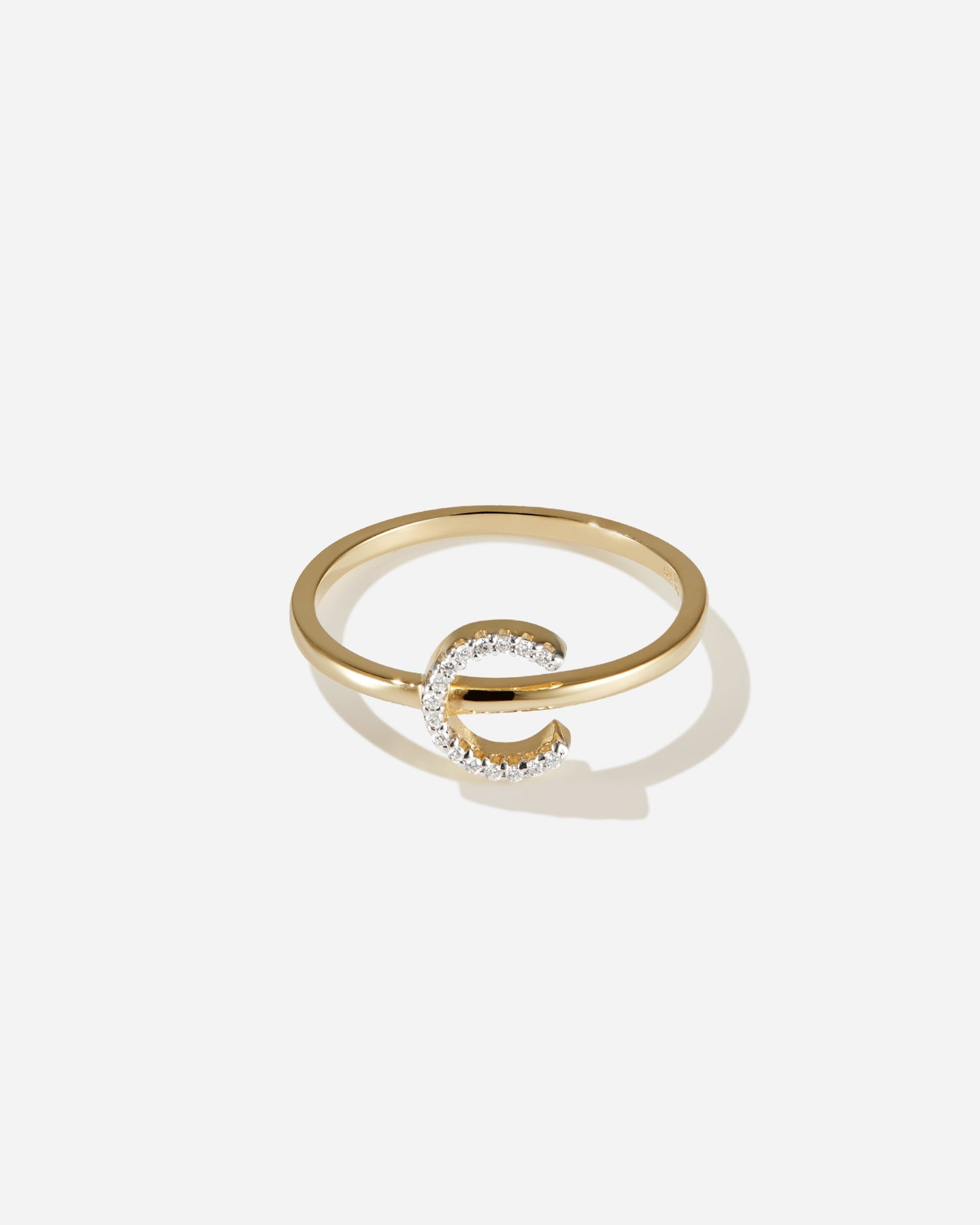 BRUNA The Label Ring C / 14k Gelbgold / 52 Lab-Grown Diamond Letter Ring